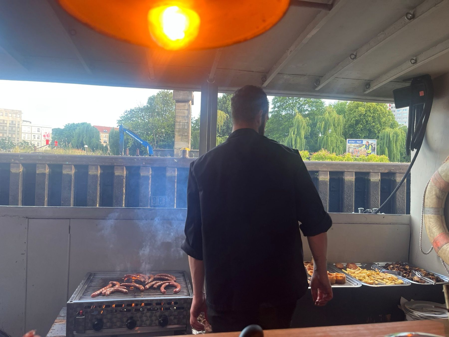 Chef beim Grillen auf dem Schiff